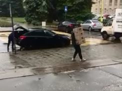 Заметают следы?: В Волжском оперативно эвакуируют подпольный масочный цех