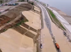 Появилось страшное видео разрушенной дождями набережной у «Волгоград Арены»