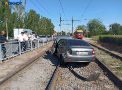 Под Волгоградом иномарка перекрыла движение на трамвайных путях