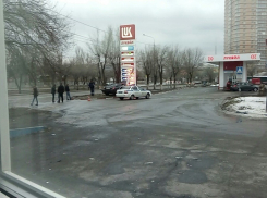 Такси врезалось в рекламный щит на заправке в Волгограде 