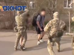 Видео задержания 17-летних планирующих теракт неонацистов в Волжском показала ФСБ