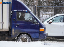Под Волгоградом угонщик на школьном автобусе въехал в сугроб и уснул в чужой машине