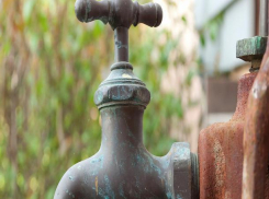 При температуре +30 в двух районах Волгограда  отключают воду