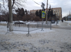 В центре Волгограда оградили сквер и дежурит полиция