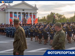 Репетиция парада Победы собрала толпы туристов в центре Волгограда   