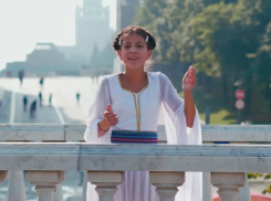 Волгоград «засветился» в клипе с 13-летней талантливой сербской девочкой