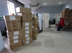«Идите в коробочки»: 5-часовые очереди собрались в поликлинике с картонными стенами в Волгограде