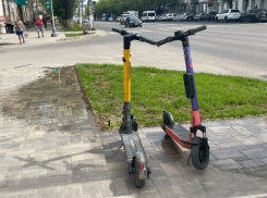 Электросамокатчики сбили женщину и ребенка в центре Волгограда