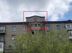 В историческом здании Волгограда вставили квадратные окна в круглые проёмы 