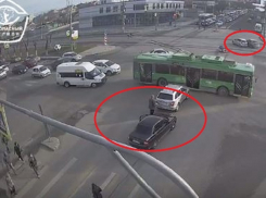 Утро на перекресте улиц Невская и Рокоссовского в Волгограде: два ДТП за 6 минут