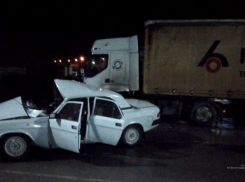 «Волга» выехала на «встречку» и врезалась в грузовик в Волжском: один погиб, двое в больнице