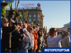Центр Волгограда вздрогнул от мощных залпов: яркие кадры первой репетиции парада Победы 