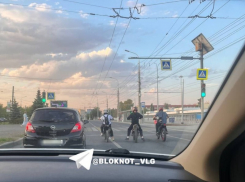 «Сыграли в шашки» и встали на дыбы шальные мотоциклисты в центре Волгограда: видео