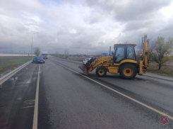 Экскаватор-погрузчик отправил в больницу волгоградского водителя 