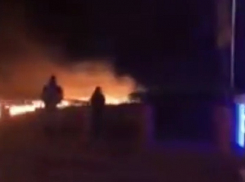 В Волгограде попало на видео, как огонь подбирается к заправке