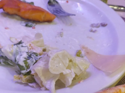 «Превратились в столовую»: в Волгограде в ресторане «Римини» нашли низкокачественные продукты