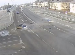 Пенсионерка устроила ДТП по дороге из аэропорта в Волгограде: опубликовано видео