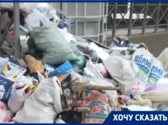 Жильцы элитной новостройки жалуются на зловонную кучу мусора