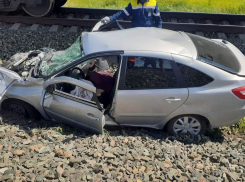 В Волгоградской области товарняк смял авто: на месте погибла пассажирка 