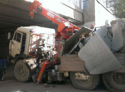 В центре Волгограда «КамАЗ» врезался в мост и создал многокилометровую пробку