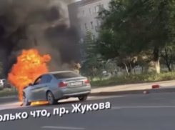 Автомобиль BMW загорелся на проспекте Жукова в Волгограде: подробности
