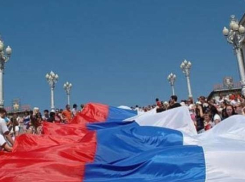 День России в Волгограде: флешмоб, запуск воздушных шаров и 80-метровый флаг