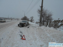 Молодой водитель врезался в фонарь на заснеженной дороге Волгограда