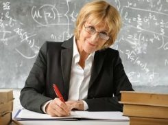 «Сложьте контрольные на парту!»: волгоградцы устроили флэшмоб в Сети ко Дню учителя