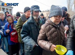 Сотни обездоленных кормят и одевают каждую субботу у ДК алюминиевого завода в Волгограде