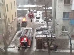 Очевидцы сняли на видео пылающую иномарку в центре Волгограда