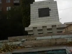 В Волгограде пешеходный переход упирается в полуразрушенную Братскую могилу