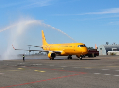 Водяной аркой встретили первый рейс из Волгограда в Санкт-Петербург 