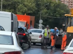 Самый дождливый день июля не прервал ремонт асфальта в Волгограде: видео 