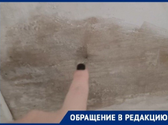 «Плачущую» крышу в своей квартире сняла на видео волгоградка 