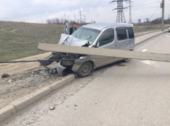 Волгоградец на Toyota уснул, попал под столб и чудом остался жив