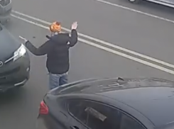 Реакции девушки из BMW — бесценна: мемное ДТП в центре Волгограда попало на видео 