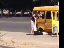Эмоциональная драка девушки с маршрутчиком попала на видео в Волгограде