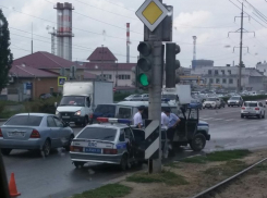 В Волгограде Audi протаранил автомобиль ППС