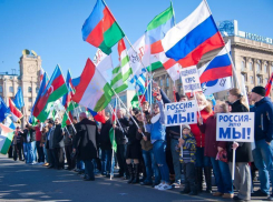День народного единства в Волгограде начался с минуты молчания в память о разбившемся в Египте самолете