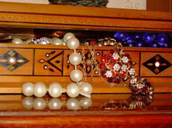 В Волгограде таксист украл у клиентки шкатулку с золотом на 138 тысяч