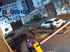 Толпа подростков выломала шлагбаум в центре Волгограда