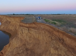 Потрясающее видео дороги в никуда сняли с высоты птичьего полета под Волгоградом