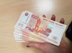 В Волгограде экс-УФСИНовец проехался на иномарке с 200 тысячами рублей на крыше