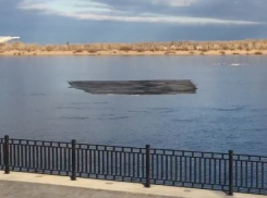 Волгоградцы обсуждают попытки асфальта покинуть город по Волге