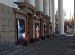 Живые афиши появились на фасаде НЭТа в Волгограде