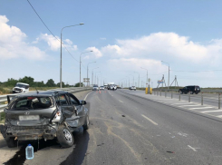 Муж и жена пострадали в лобовом ДТП с КамАЗ в Волгограде: видео