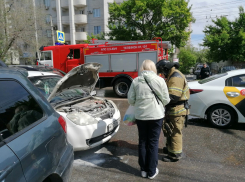 Mazda задымилась посреди дороги в Ворошиловском районе Волгограда