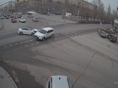 «Сбил как кеглю»: эпичный удар Mitsubishi на Комсомольской в Волгограде попал на видео