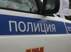 Не желавший расставаться с двумя красавицами волжанин бросил в уезжающее такси молотком