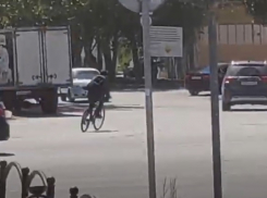 Поверившего в свое бессмертие велосипедиста сняли на видео волгоградские водители